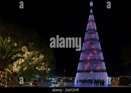 FUNCHAL, PORTUGAL - Dezember 2019: Weihnachten Straßen in Funchal mit Weihnachtsbeleuchtung während Touristen und Einheimische rund um wandern. Stockfoto