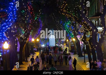 FUNCHAL, PORTUGAL - Dezember 2019: Weihnachten Straßen in Funchal mit Weihnachtsbeleuchtung während Touristen und Einheimische rund um wandern. Stockfoto