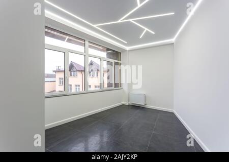 Leere unmöblierte Loft Zimmer innen weiß Stil Farbe Stockfoto