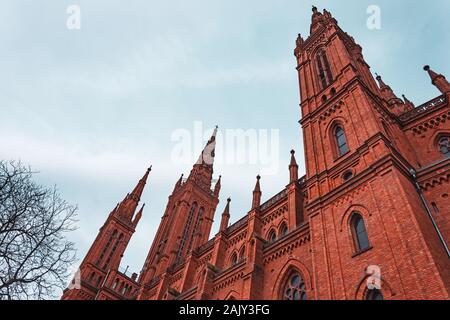 Ansicht von unten Ein roter Backstein katholische Kirche Stockfoto