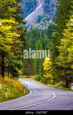 Bergstraße. Landschaft mit Felsen, sonnigen Himmel mit Wolken und schöne Asphaltstraße am Abend im Sommer. Vintage Tonen. Hintergrund zu reisen. Hig Stockfoto