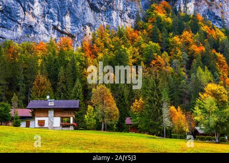 Herbst in der berühmten Dolomiten, Italien, Europa. Dramatische Klippen umgeben das Dorf mit den berühmten Berge und Wald. Colorfu Stockfoto