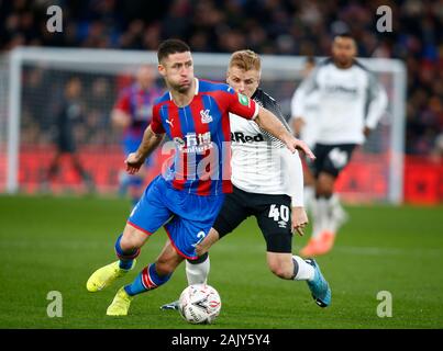 LONDON, ENGLAND - Januar 05: Crystal Palace Gary Cahill hält der Derby County Louie Sibley während Emirates FA Cup in die dritte Runde Übereinstimmung zwischen Kristalle Stockfoto