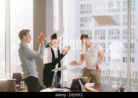 Erfolgreiche Business Team Spaß werfen Papier Dokumente Stockfoto