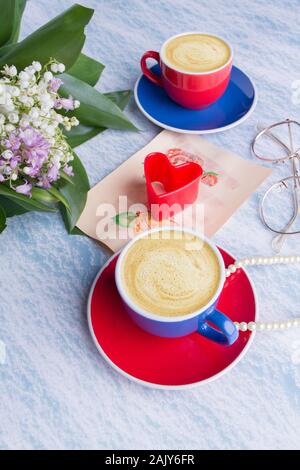 Tassen Kaffee für ein liebevolles Paar. Stockfoto