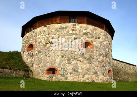 Mittelalterliche Festung an der Küste des berühmten Vanajavesi-sees in alten Hameenlinna, Finnland. Runde Geschützturm Stockfoto