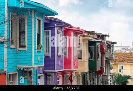Traditionelle alte Holzhäuser in der Straße in Istanbul, klassische osmanische Holzarchitektur in der Türkei Stockfoto