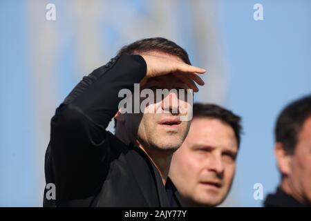 Mazarron, Spanien. 06 Jan, 2020. Fußball: Bundesliga, Trainingslager FC Schalke 04, Levent Mercan spielt den Ball. Franco Foda (l), Nationaltrainer Österreichs, Uhren die Ausbildung von Schalke. Quelle: Tim Rehbein/dpa/Alamy leben Nachrichten Stockfoto