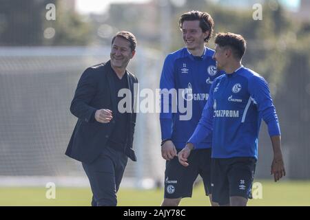 Mazarron, Spanien. 06 Jan, 2020. Fußball: Bundesliga, Trainingslager FC Schalke 04, Levent Mercan spielt den Ball. Franco Foda (l), Nationaltrainer Österreichs, spricht mit Schalkes Spieler Michael Gregoritsch (M) und Alessandro Schöpf. Quelle: Tim Rehbein/dpa/Alamy leben Nachrichten Stockfoto