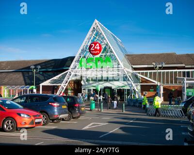 Die Fassade einer Filiale des Walmart im Besitz der britischen Supermarktkette ASDA, an einer von der Stadt Retail Park im Norden von England. Stockfoto