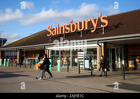 Käufer verlassen Sainsbury's Supermarkt nach dem Einkaufen in seiner Niederlassung im Norden von London. J Sainsbury ein Trading Statement bis zum Ende der T-Frage Stockfoto