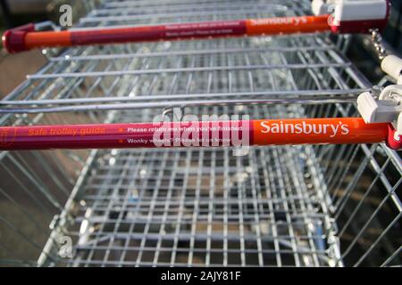 Eine Linie von Sainsbury's Wagen außerhalb des Store im Norden von London. J Sainsbury ein Trading Statement bis zum Ende des dritten Quartals Problem am Mi Stockfoto