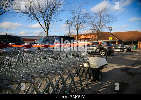 Eine Linie von Sainsbury's Wagen außerhalb des Store im Norden von London. J Sainsbury ein Trading Statement bis zum Ende des dritten Quartals Problem am Mi Stockfoto