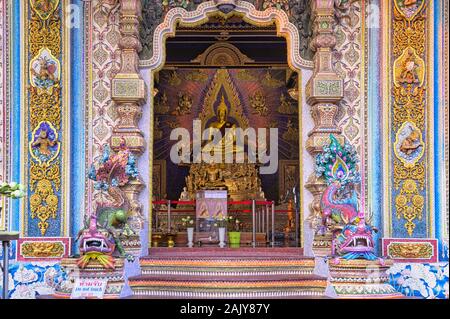 Yan Nawa, Bangkok/Thailand/Dezember 22, 2019: Wat Pariwat. Unglaublich und verrückt. Es gibt Lasten der Hand Skulpturen auf der Außenseite wal gemacht Stockfoto