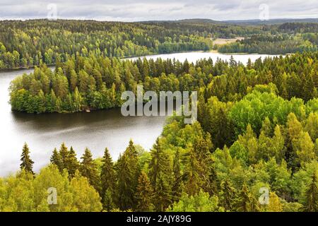 Aulanko forest park, Hameenlinna, Finnland. Malerischer Blick von Aulangonvuori Hill. Herbst Landschaft Stockfoto