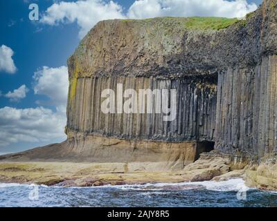 Spalten der Gelenkwelle vulkanischen Basalt, in der die vertikalen Fugen Form polygonalen Spalten auf der Insel Staffa, Inneren Hebriden, Schottland, Großbritannien Stockfoto