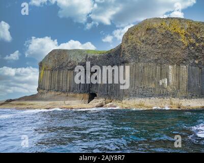 Spalten der Gelenkwelle vulkanischen Basalt, in der die vertikalen Fugen Form polygonalen Spalten auf der Insel Staffa, Inneren Hebriden, Schottland, Großbritannien Stockfoto