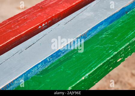 Alt und rissig bemalten Holzbrettern. Rot, Blau, Grau und Grün. Closeup Schuß Stockfoto