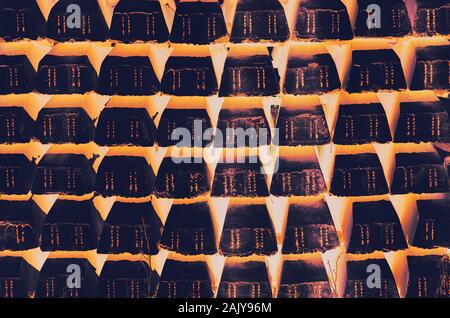 Stapel von konkreten Bahnschwellen. Abstrakte Verarbeitung. Dunkel Violett und orange Farben Stockfoto