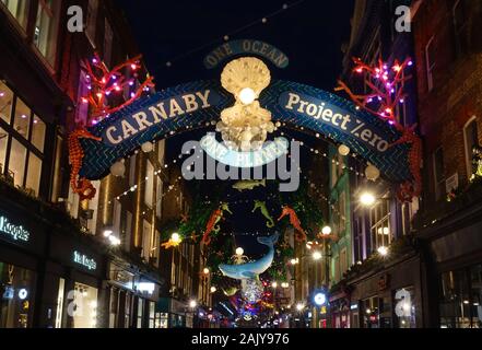 Die Weihnachtsbeleuchtung in der Carnaby Street 2019 London England UK. Stockfoto