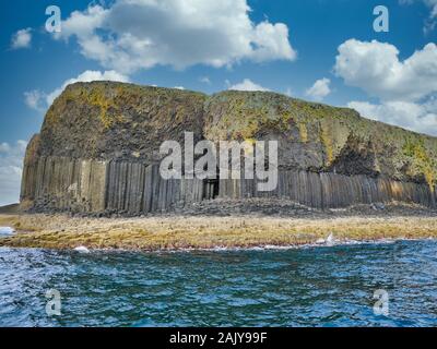 Spalten der Gelenkwelle vulkanischen Basalt, in der die vertikalen Fugen Form polygonalen Spalten auf der Insel Staffa, Inneren Hebriden, Schottland, Großbritannien Stockfoto