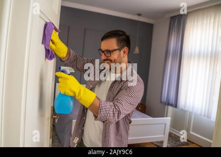 Junge Mann ist obsessiv Reinigung der Wohnung. Stockfoto