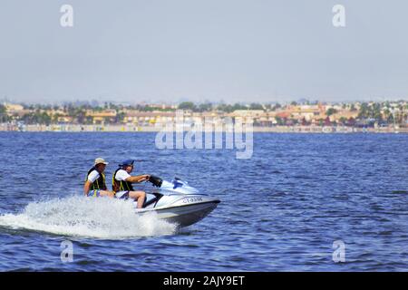 La Manga del Mar Menor, Murcia, Spanien, 2. August 2010: Zwei ältere touristische Männer genießen Sie ein Wasser Scooter fahren an einem warmen Sommernachmittag im seichten Wasser der Span Stockfoto