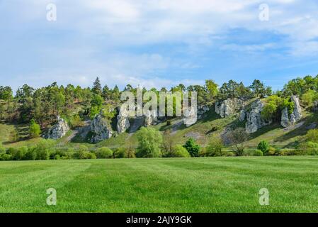 Der 12-Apostel-Rocks im bayerischen Altmühltal zwischen Sollnhofen und Dollnstein Stockfoto