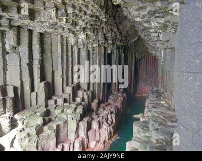 Spalten der Gelenkwelle vulkanischen Basaltgestein, in der die vertikalen Fugen vieleckige Säulen bilden, in der fingal Höhle auf der Insel Staffa in Schottland Stockfoto