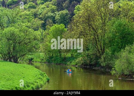 Gruppe von Menschen, die Kanu Tour auf idyllischen Altmühltal Fluss in Franken Stockfoto