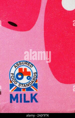 Kleiner roter Traktor Symbol logo versichert Food Standards auf Karton von Moo Milch Erdbeere aromatisierte Milch Stockfoto