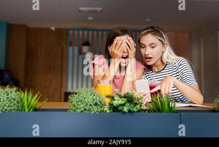 Junge weibliche Freunde reden, lachen und gemeinsam Spaß haben Stockfoto