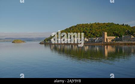 Corran Esplanade in Oban aus mit der Fähre nach Mull - das Hotel und die St. Columba Kathedrale erscheinen auf der rechten Seite des Bildes, mit anderen Hotels und die Hos Stockfoto