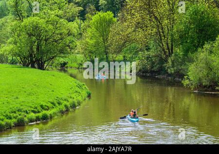 Gruppe von Menschen, die Kanu Tour auf idyllischen Altmühltal Fluss in Franken Stockfoto