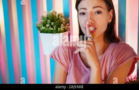 Secret girl. Frau sagen Hush ruhig mit dem Finger auf die Lippen Geste. Stockfoto