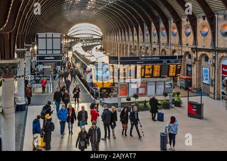 YORK ENGLAND BAHNHOF Passagiere aussteigen AUS EINEM neu angekommenen Zug auf Gleis 6 Stockfoto