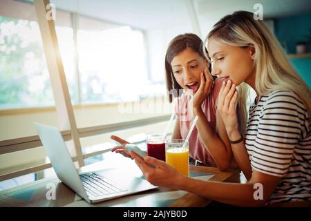 Gerne schöne Frauen Freunde Spaß haben, reden und lächeln Stockfoto