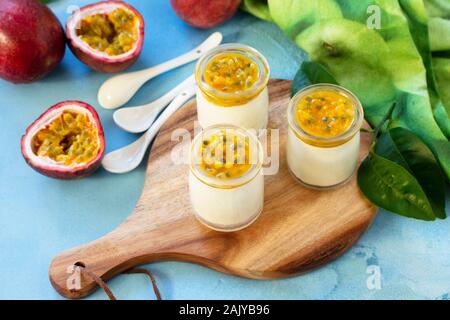 Maracuja Panna cotta mit Maracuja Gelee, italienische Dessert, hausgemachte Küche. Stockfoto