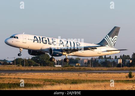 Paris, Frankreich, 15. August 2018: Iberia Airbus A320 Flugzeug am Flughafen Paris-Orly (ORY) in Frankreich. Airbus ist ein Hersteller von Flugzeugen aus Toulouse, Stockfoto