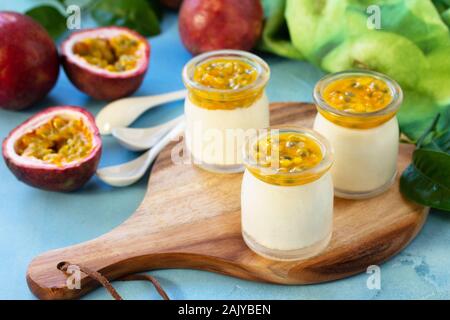 Maracuja Panna cotta mit Maracuja Gelee, italienische Dessert, hausgemachte Küche. Stockfoto