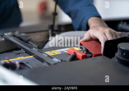 Nahaufnahme, Hände von Batterie Mechaniker das Auto Service und Wartung. Stockfoto