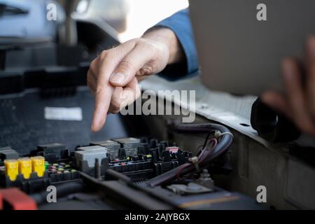 Close up Hände der unkenntlich Mechaniker das Auto Service und Wartung. Stockfoto