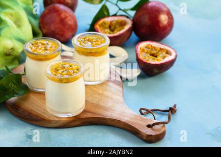 Maracuja Panna cotta mit Maracuja Gelee, italienische Dessert, hausgemachte Küche. Kopieren Sie Platz. Stockfoto