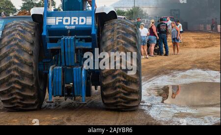 Fans von der Traktor- und Lkw-ziehen, beobachten Sie die Aktionen auf der 65. jährlichen Clarke County Fair. (Foto von Douglas Graham) Stockfoto