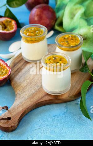 Maracuja Panna cotta mit Maracuja Gelee, italienische Dessert, hausgemachte Küche. Kopieren Sie Platz. Stockfoto