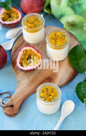 Maracuja Panna cotta mit Maracuja Gelee, italienische Dessert, hausgemachte Küche. Stockfoto