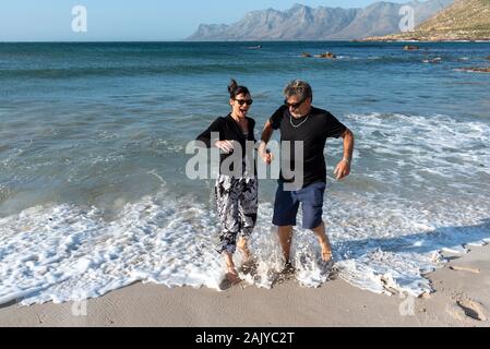 Rooiels, Western Cape, Südafrika. Dezember 2019, Urlauber Spaß im Meer bei Rooiels ein kleiner Badeort an der False Bay. Stockfoto