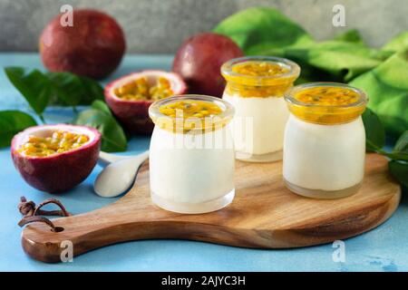 Maracuja Panna cotta mit Maracuja Gelee, italienische Dessert, hausgemachte Küche. Stockfoto