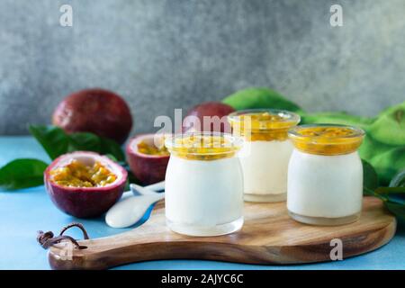 Maracuja Panna cotta mit Maracuja Gelee, italienische Dessert, hausgemachte Küche. Kopieren Sie Platz. Stockfoto