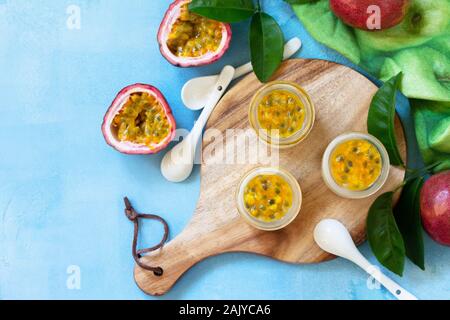 Maracuja Panna cotta mit Maracuja Gelee, italienische Dessert, hausgemachte Küche. Ansicht von oben auf eine Ebene legen Hintergrund. Kopieren Sie Platz. Stockfoto